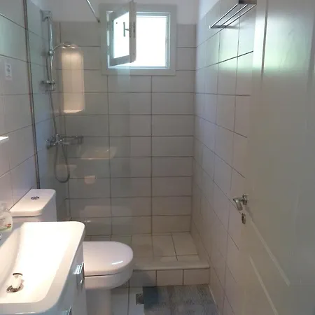 Mandraki House Upper, 100m From Kaminaki Apartament *